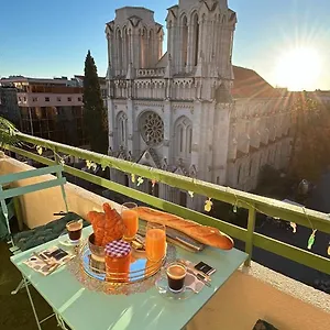 Appartement Centre Sur Avenue Jean Medecin A 8 Minutes De Marche, Nice
